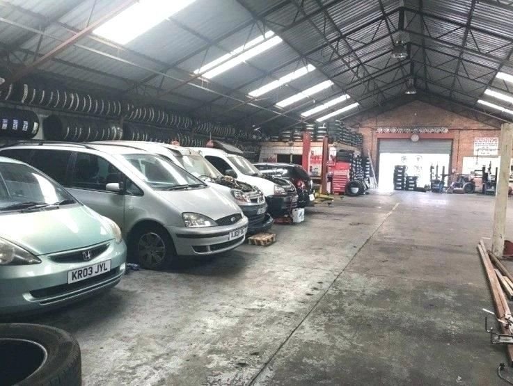 Choosing The Right Car Workshop Near Me | Helpline 24/7